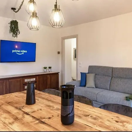 דירה Plateau New Modern House